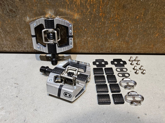 Pedale von Crankbrothers, CRANKBROTHERS KLICKPEDAL MALLET ENDURO LS / 25TH ANNIVERSARY LTD in variant_title vor USEDBIKES - OB.DE Hintergrund
