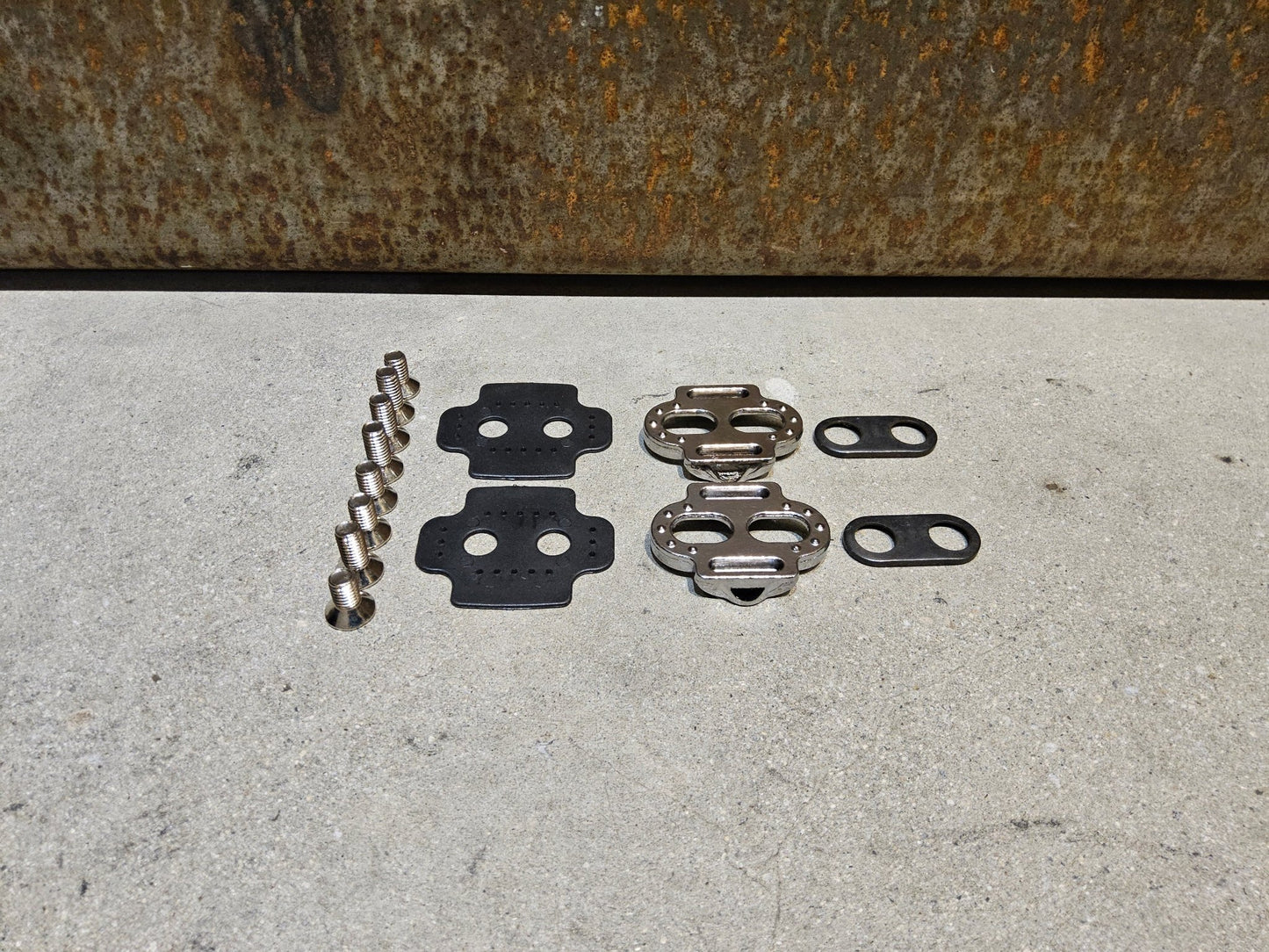 Zubehör von Time, CRANKBROTHERS PEDALPLATTEN STANDART RELEASE KIT 15 / 0 GRAD vor USEDBIKES - OB.DE Hintergrund