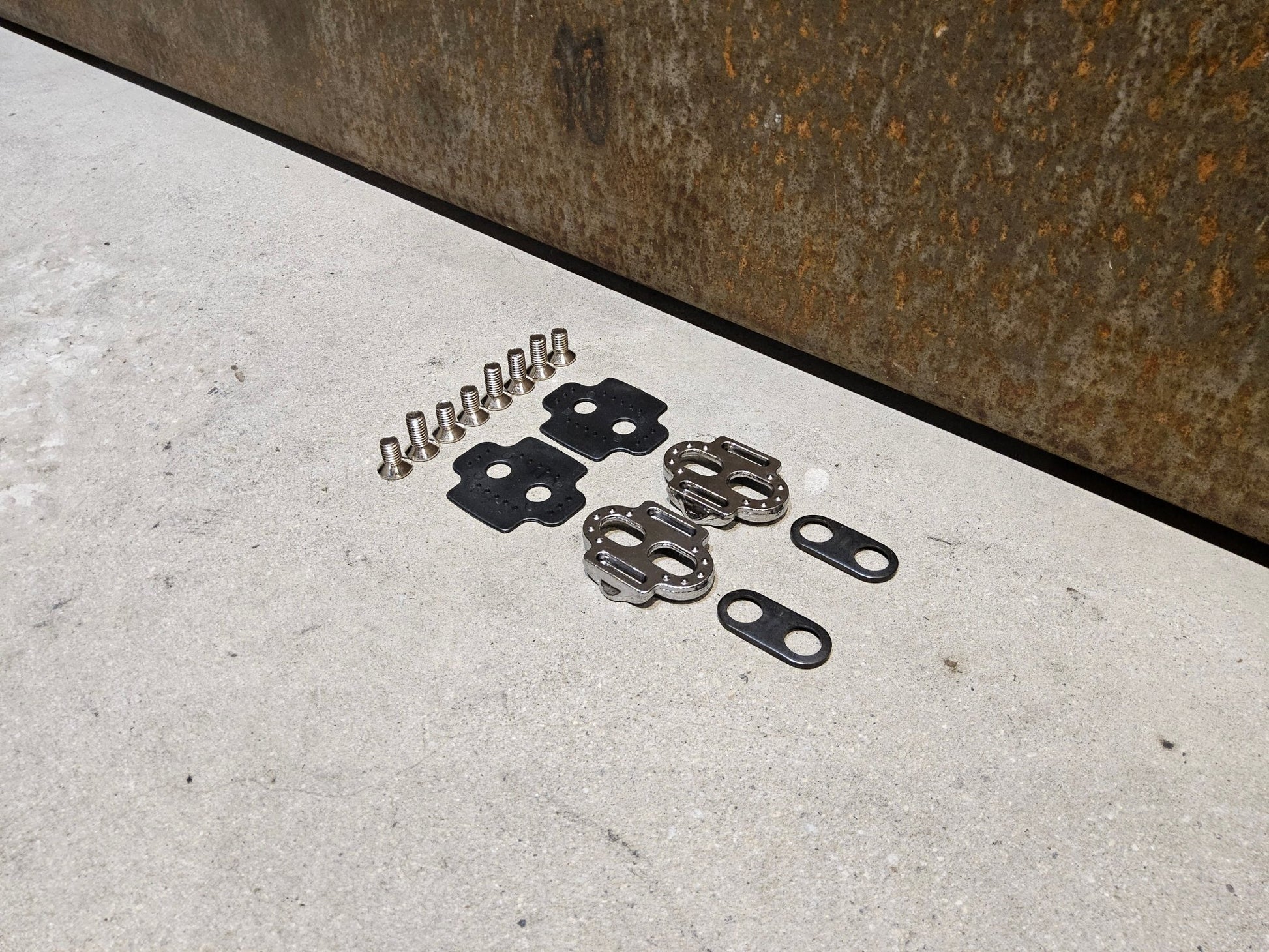 Zubehör von Time, CRANKBROTHERS PEDALPLATTEN STANDART RELEASE KIT 15 / 0 GRAD vor USEDBIKES - OB.DE Hintergrund