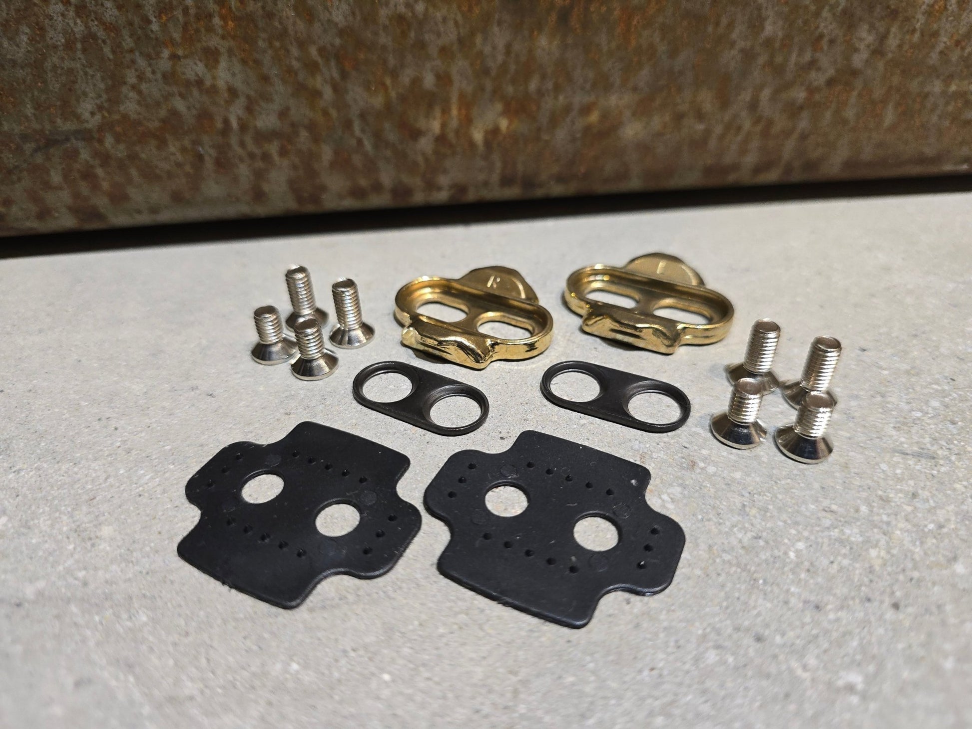 Zubehör von Crankbrothers, CRANKBROTHERS PEDALPLATTEN STANDART RELEASE KIT 15 / 6 GRAD / OEM vor USEDBIKES - OB.DE Hintergrund