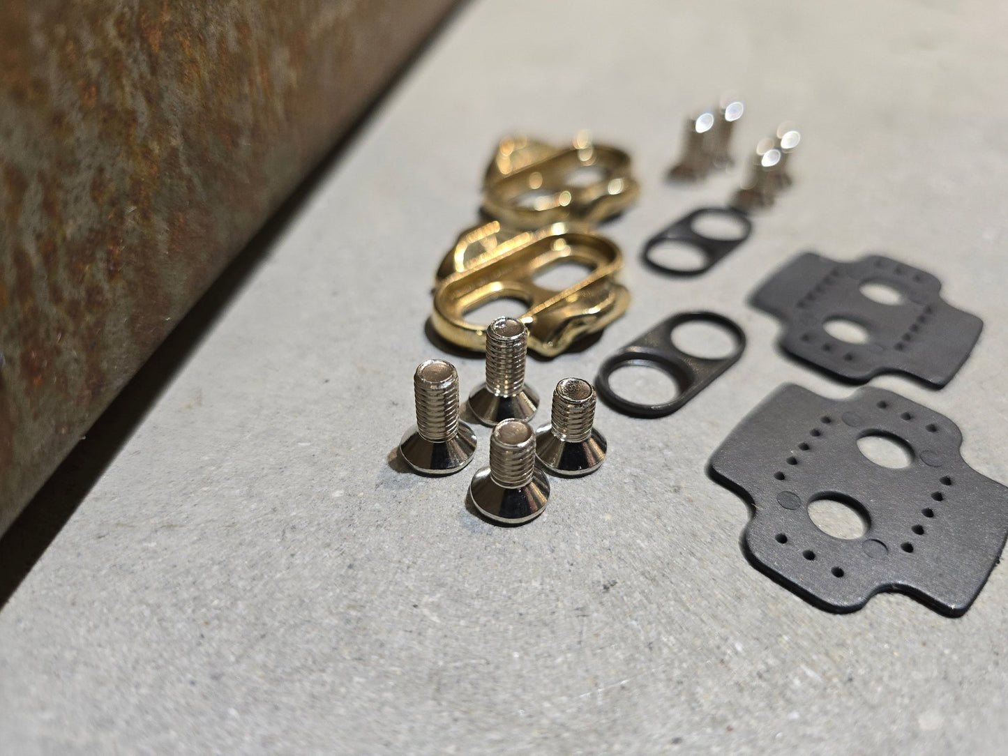 Zubehör von Crankbrothers, CRANKBROTHERS PEDALPLATTEN STANDART RELEASE KIT 15 / 6 GRAD / OEM vor USEDBIKES - OB.DE Hintergrund
