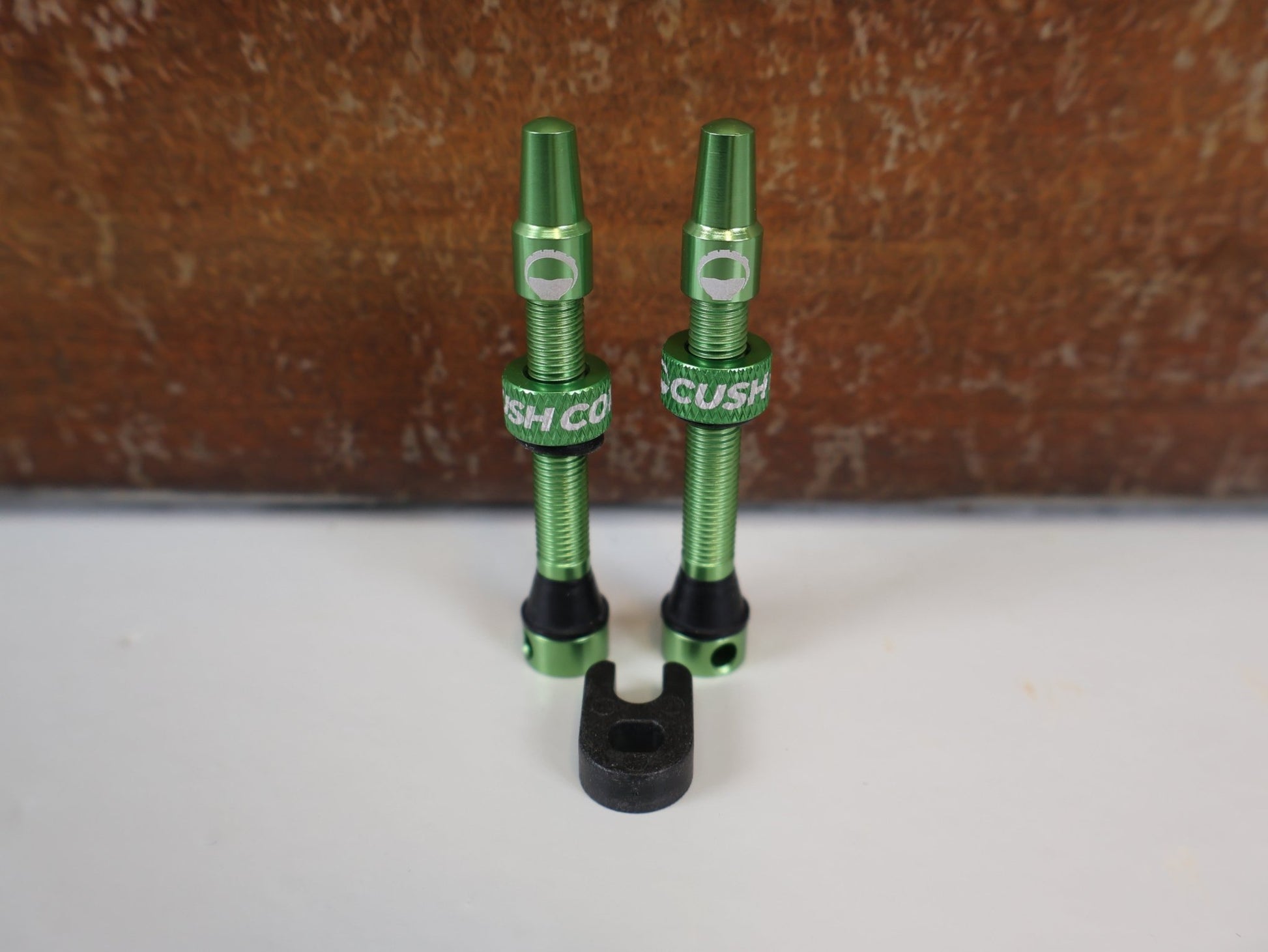 Zubehör von CushCore, CUSHCORE XC REIFEN - INSERT SET / 29 ZOLL / DURCHSCHLAGSCHUTZ / XC & TRAIL vor USEDBIKES - OB.DE Hintergrund