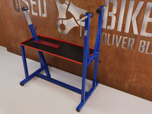 Fahrradständer von Cyclus, CYCLUS TOOLS REPARATURSTÄNDER WERKSTATT 2.0 / SCHWARZ / SCHNELLSPANNER vor USEDBIKES-OB.DE Hintergrund