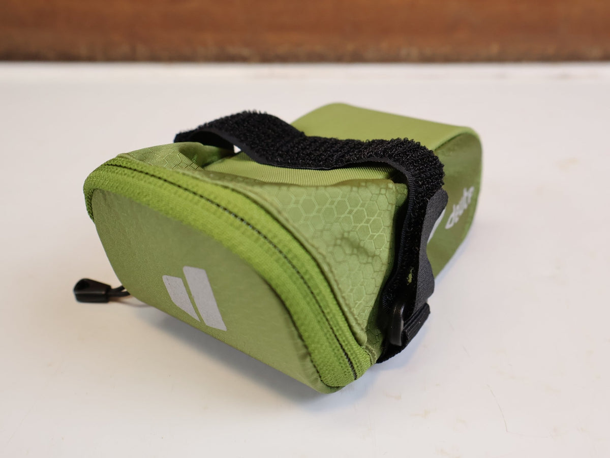 Taschen & Rucksäcke von Deuter, DEUTER BIKE BAG / 0.3L / SATTELTASCHE MEADOW GREEN RENNRAD vor USEDBIKES-OB.DE Hintergrund