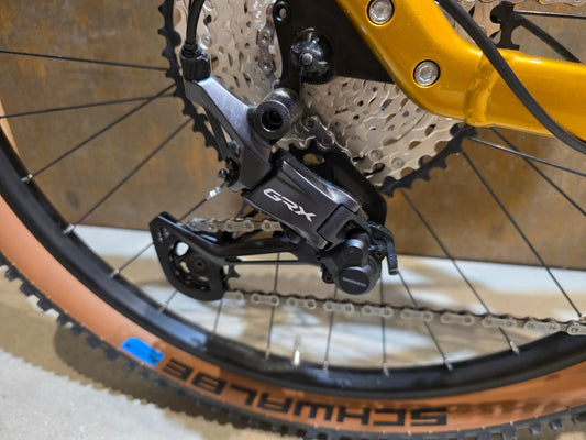Gravel/Cyclocross von Diamant, DIAMANT 140 STEPOVER / MOKKALATTE DUOTONE / M vor USEDBIKES - OB.DE Hintergrund