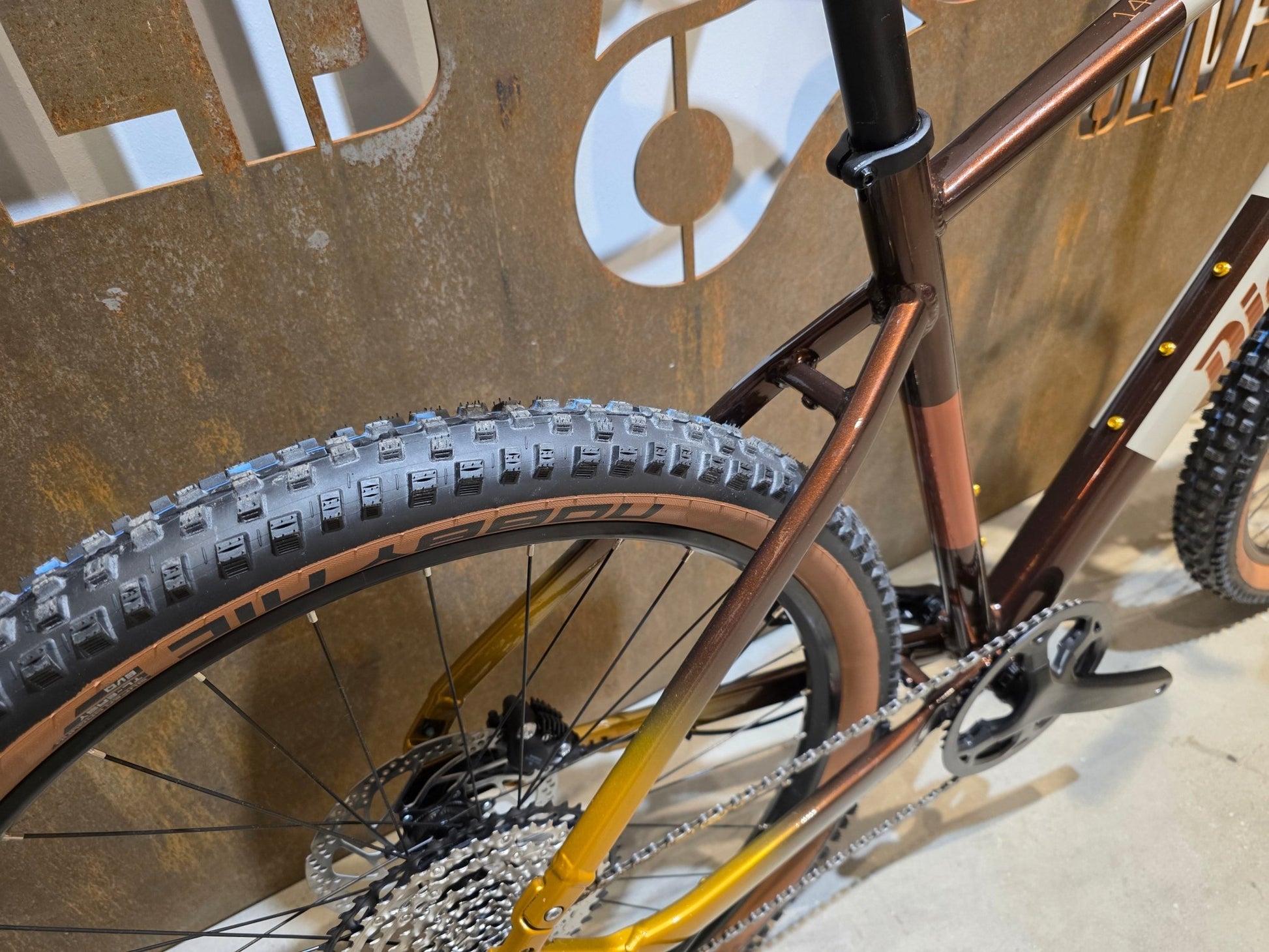 Gravel/Cyclocross von Diamant, DIAMANT 140 STEPOVER / MOKKALATTE DUOTONE / M vor USEDBIKES - OB.DE Hintergrund
