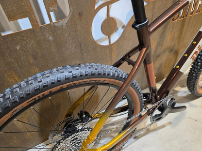 Gravel/Cyclocross von Diamant, DIAMANT 140 STEPOVER / MOKKALATTE DUOTONE / M vor USEDBIKES - OB.DE Hintergrund
