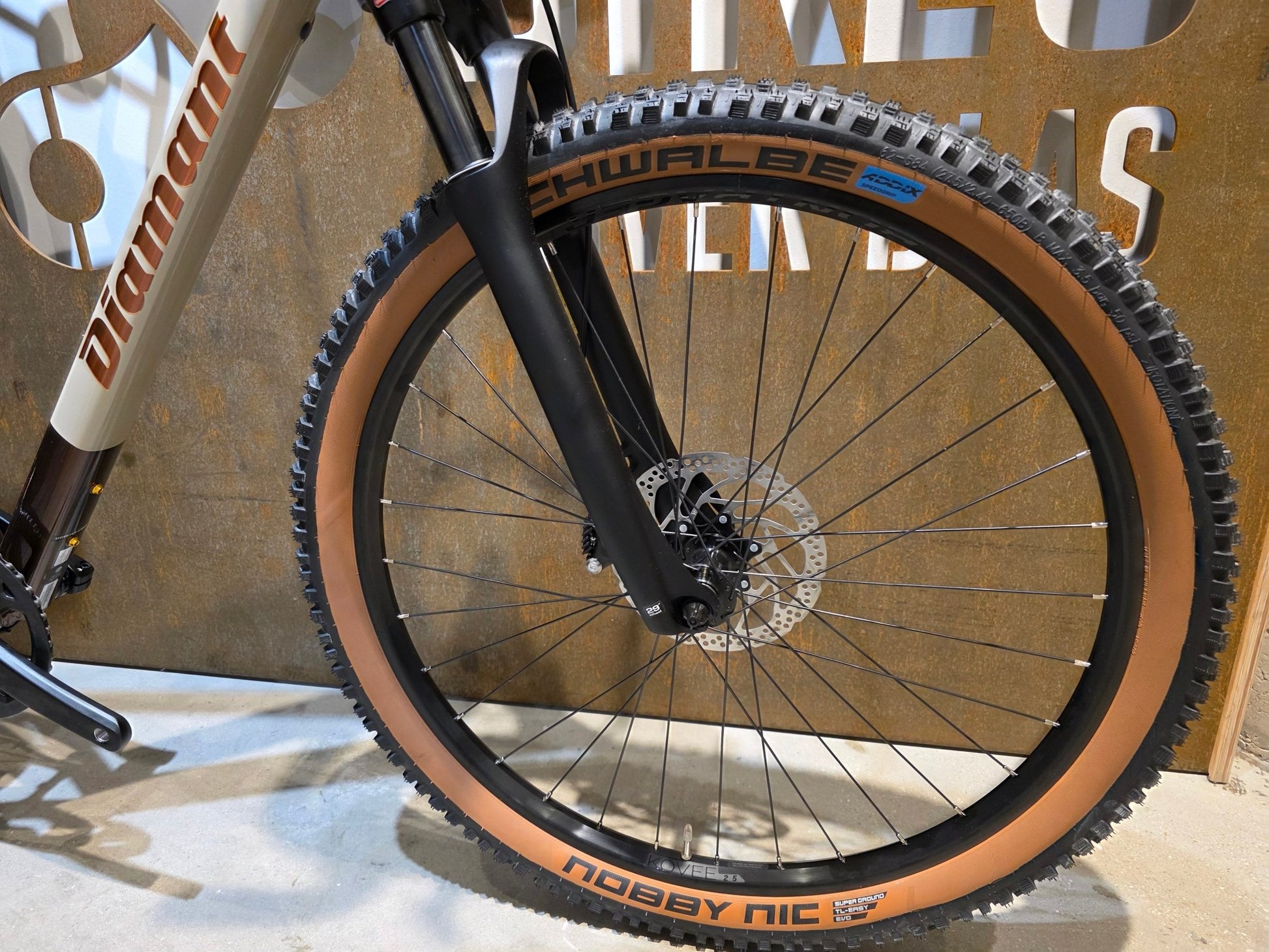 Gravel/Cyclocross von Diamant, DIAMANT 140 STEPOVER / MOKKALATTE DUOTONE / M vor USEDBIKES - OB.DE Hintergrund