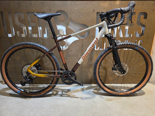 Gravel/Cyclocross von Diamant, DIAMANT 140 STEPOVER / MOKKALATTE DUOTONE / M vor USEDBIKES - OB.DE Hintergrund