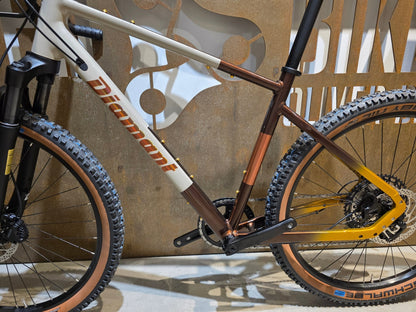 Gravel/Cyclocross von Diamant, DIAMANT 140 STEPOVER / MOKKALATTE DUOTONE / M vor USEDBIKES - OB.DE Hintergrund