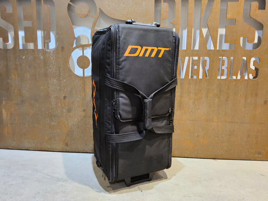 Taschen & Rucksäcke von Dmt, DMT 100 L TRANSPORTKOFFER / TROLLEY vor USEDBIKES - OB.DE Hintergrund
