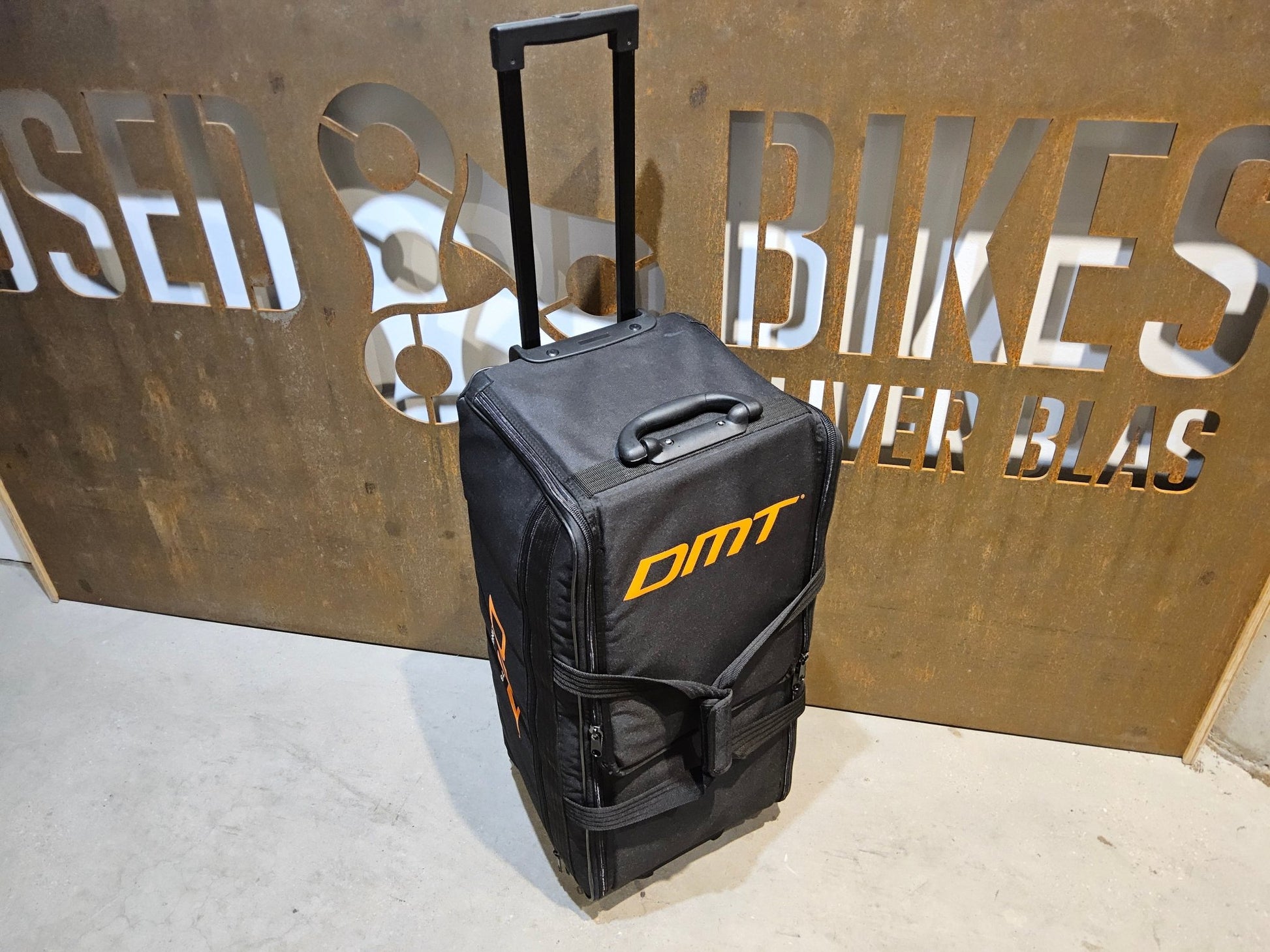 Taschen & Rucksäcke von Dmt, DMT 100 L TRANSPORTKOFFER / TROLLEY vor USEDBIKES - OB.DE Hintergrund