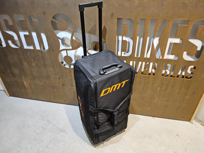 Taschen & Rucksäcke von Dmt, DMT 100 L TRANSPORTKOFFER / TROLLEY vor USEDBIKES - OB.DE Hintergrund