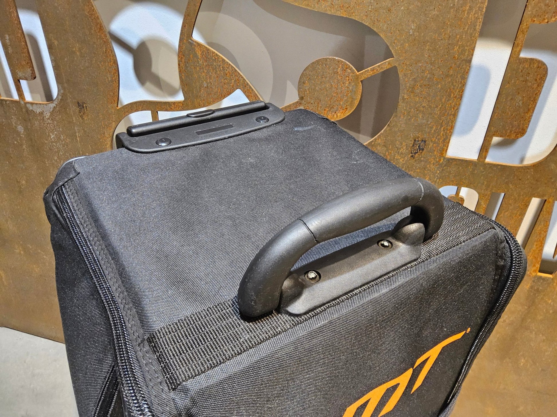 Taschen & Rucksäcke von Dmt, DMT 100 L TRANSPORTKOFFER / TROLLEY vor USEDBIKES - OB.DE Hintergrund