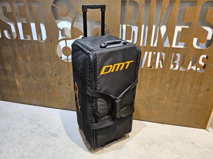 Taschen & Rucksäcke von Dmt, DMT 100 L TRANSPORTKOFFER / TROLLEY vor USEDBIKES - OB.DE Hintergrund