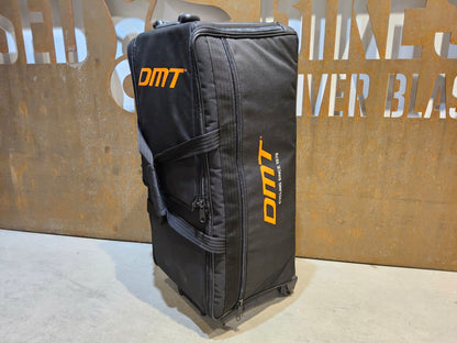 Taschen & Rucksäcke von Dmt, DMT 100 L TRANSPORTKOFFER / TROLLEY vor USEDBIKES - OB.DE Hintergrund