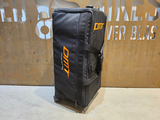 Taschen & Rucksäcke von Dmt, DMT 100 L TRANSPORTKOFFER / TROLLEY vor USEDBIKES - OB.DE Hintergrund