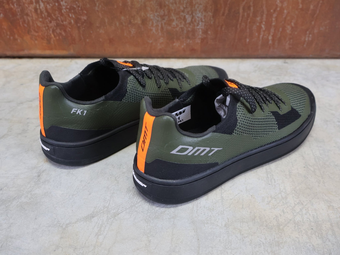 MTB - Herrenschuhe von Dmt, DMT FK1 MOUNTAINBIKESCHUH / OLIVE / SCHWARZ / UNISEX vor USEDBIKES - OB.DE Hintergrund