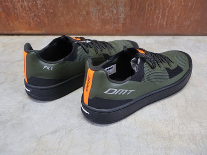 MTB - Herrenschuhe von Dmt, DMT FK1 MOUNTAINBIKESCHUH / OLIVE / SCHWARZ / UNISEX vor USEDBIKES - OB.DE Hintergrund