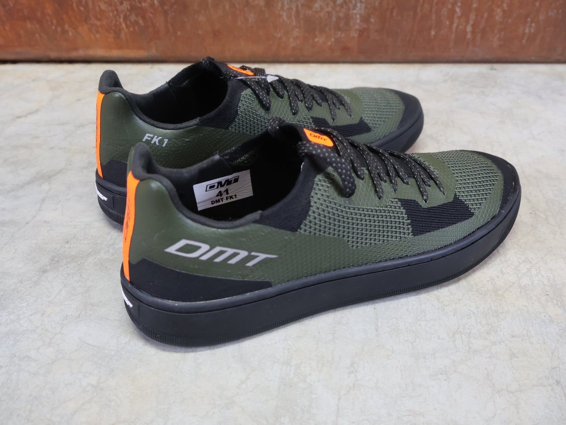 MTB - Herrenschuhe von Dmt, DMT FK1 MOUNTAINBIKESCHUH / OLIVE / SCHWARZ / UNISEX vor USEDBIKES - OB.DE Hintergrund