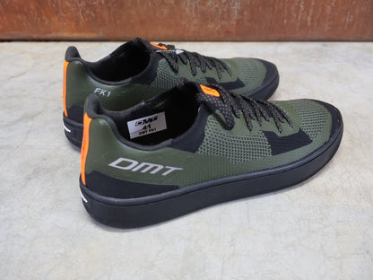 MTB - Herrenschuhe von Dmt, DMT FK1 MOUNTAINBIKESCHUH / OLIVE / SCHWARZ / UNISEX vor USEDBIKES - OB.DE Hintergrund