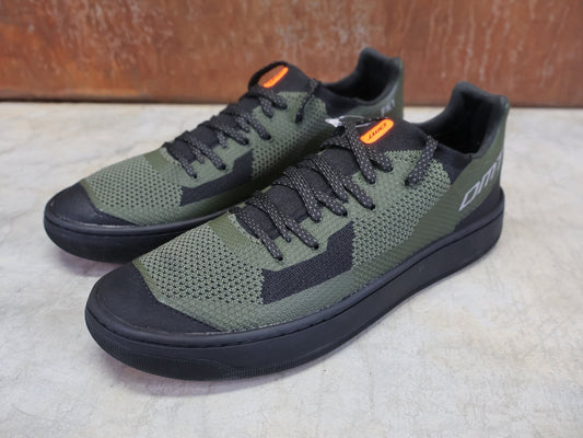 MTB - Herrenschuhe von Dmt, DMT FK1 MOUNTAINBIKESCHUH / OLIVE / SCHWARZ / UNISEX vor USEDBIKES - OB.DE Hintergrund