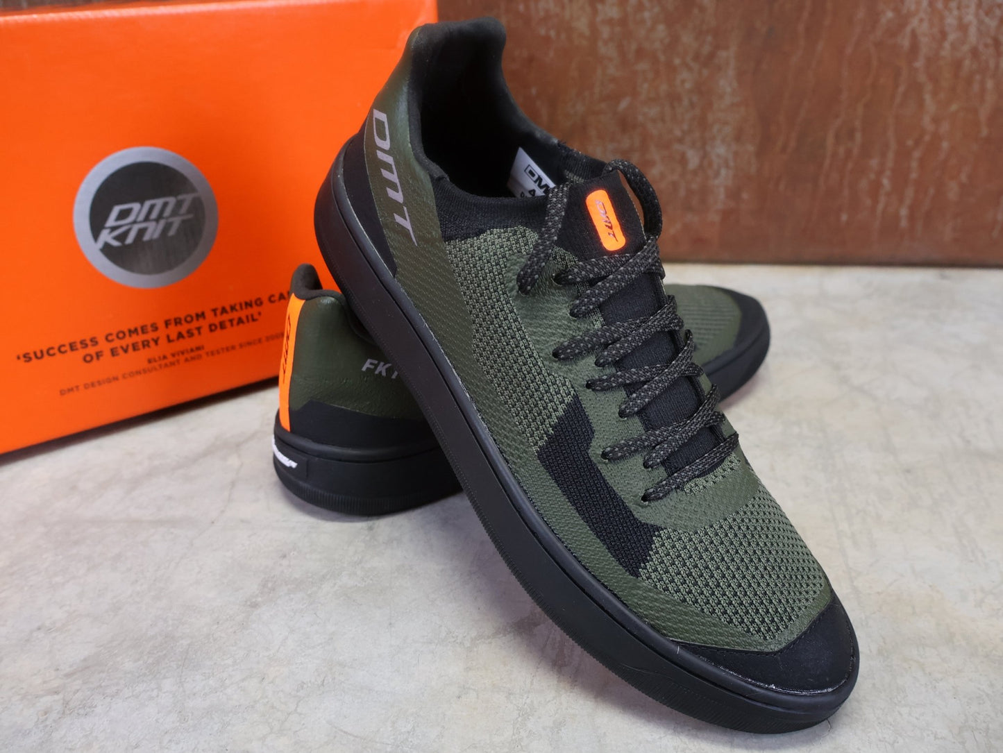 MTB - Herrenschuhe von Dmt, DMT FK1 MOUNTAINBIKESCHUH / OLIVE / SCHWARZ / UNISEX vor USEDBIKES - OB.DE Hintergrund