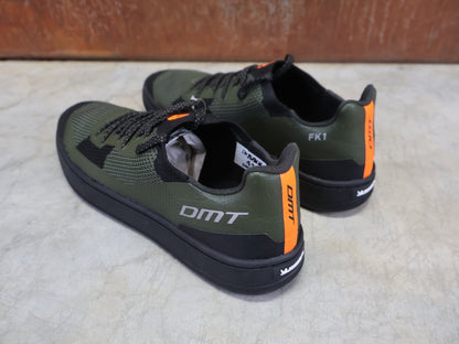 MTB - Herrenschuhe von Dmt, DMT FK1 MOUNTAINBIKESCHUH / OLIVE / SCHWARZ / UNISEX vor USEDBIKES - OB.DE Hintergrund