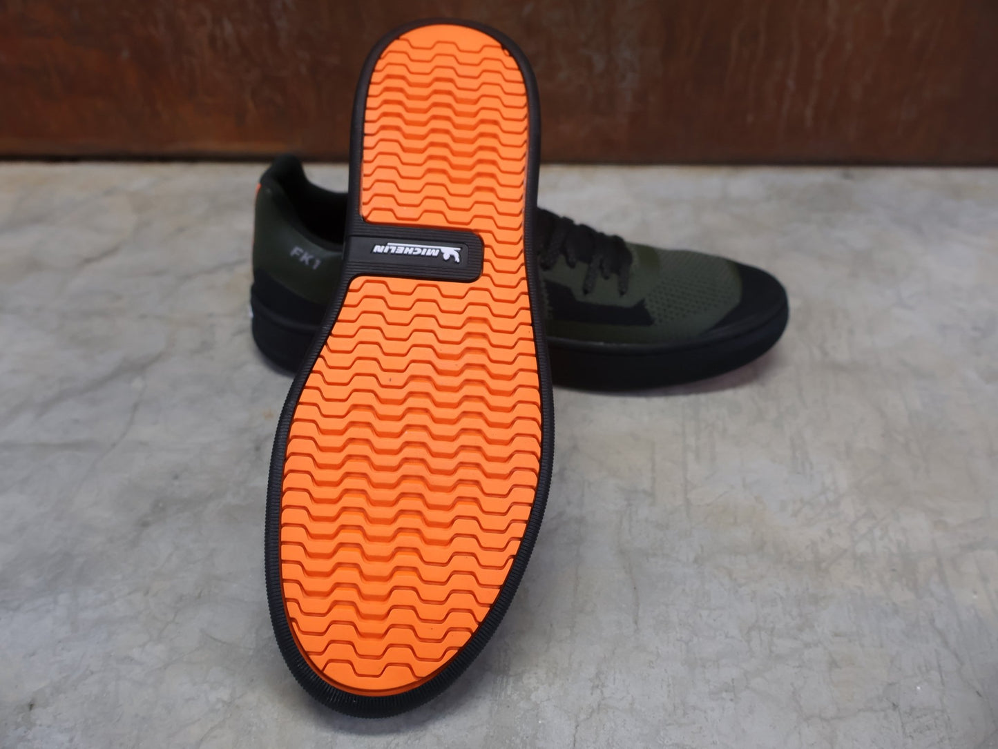 MTB - Herrenschuhe von Dmt, DMT FK1 MOUNTAINBIKESCHUH / OLIVE / SCHWARZ / UNISEX vor USEDBIKES - OB.DE Hintergrund