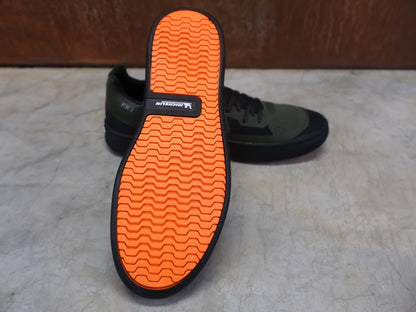 MTB - Herrenschuhe von Dmt, DMT FK1 MOUNTAINBIKESCHUH / OLIVE / SCHWARZ / UNISEX vor USEDBIKES - OB.DE Hintergrund