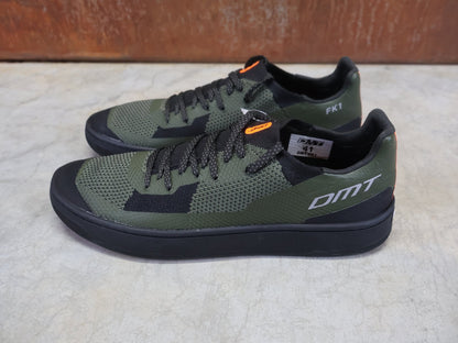 MTB - Herrenschuhe von Dmt, DMT FK1 MOUNTAINBIKESCHUH / OLIVE / SCHWARZ / UNISEX vor USEDBIKES - OB.DE Hintergrund