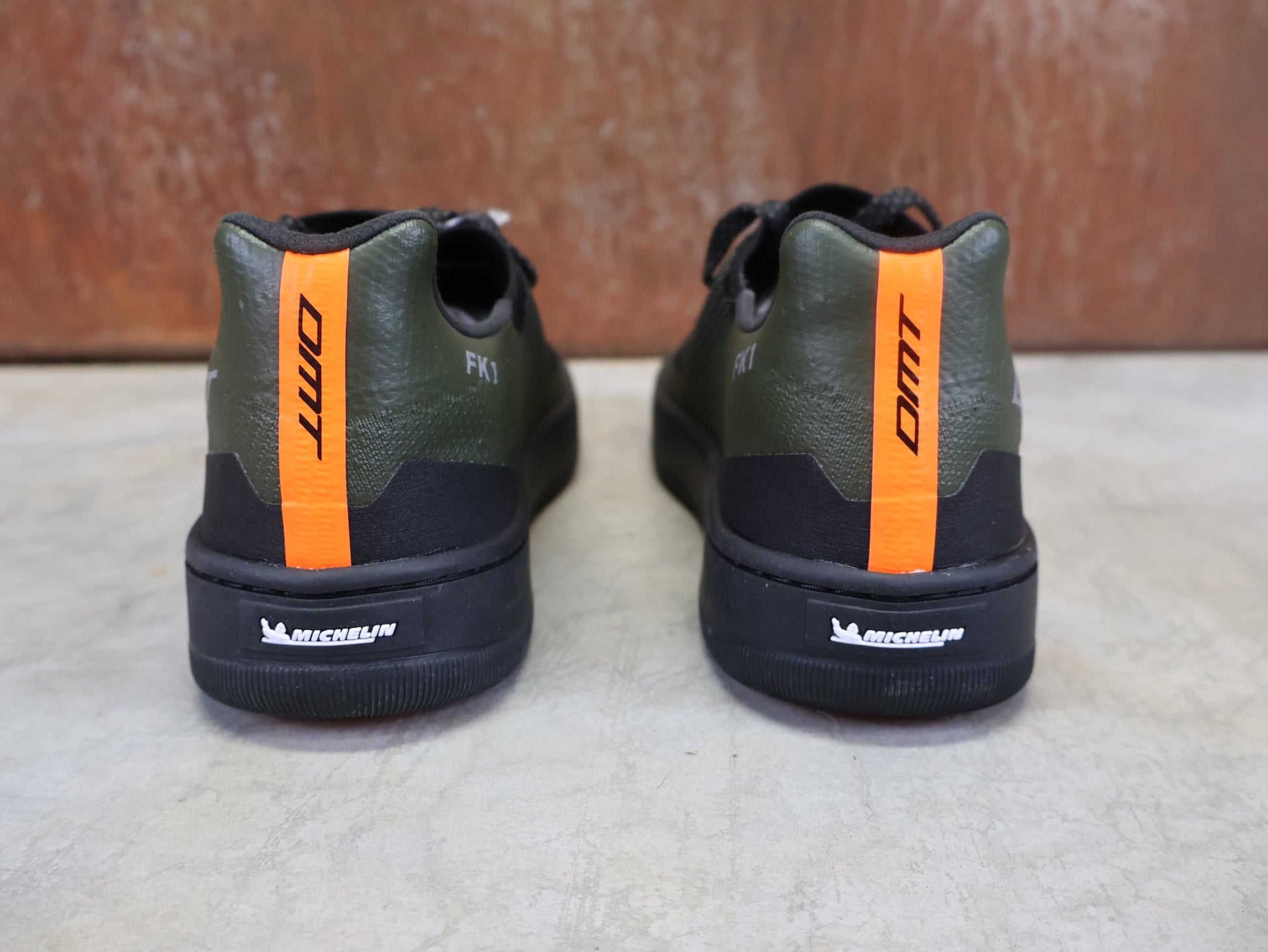 MTB - Herrenschuhe von Dmt, DMT FK1 MOUNTAINBIKESCHUH / OLIVE / SCHWARZ / UNISEX vor USEDBIKES - OB.DE Hintergrund