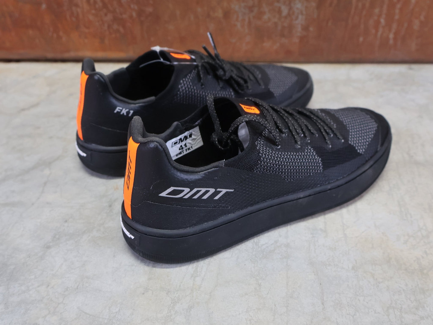 MTB - Herrenschuhe von Dmt, DMT FK1 MOUNTAINBIKESCHUH / SCHWARZ / ANTHRAZIT / UNISEX vor USEDBIKES - OB.DE Hintergrund