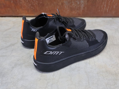 MTB - Herrenschuhe von Dmt, DMT FK1 MOUNTAINBIKESCHUH / SCHWARZ / ANTHRAZIT / UNISEX vor USEDBIKES - OB.DE Hintergrund