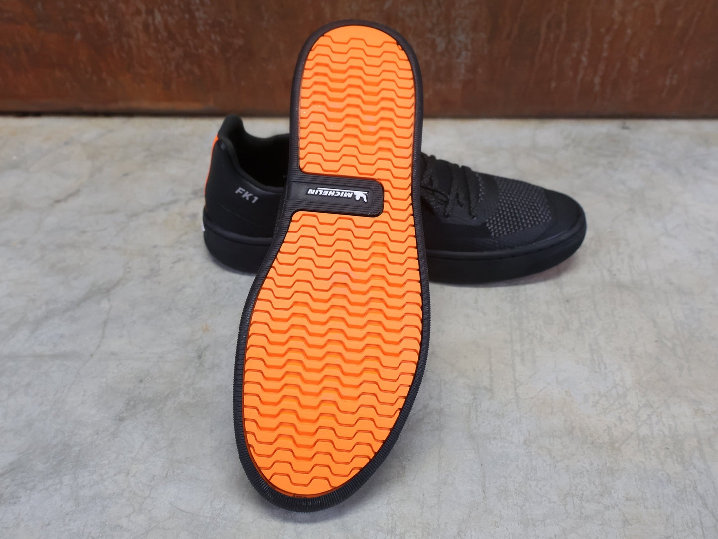 MTB - Herrenschuhe von Dmt, DMT FK1 MOUNTAINBIKESCHUH / SCHWARZ / ANTHRAZIT / UNISEX vor USEDBIKES - OB.DE Hintergrund