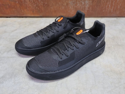 MTB - Herrenschuhe von Dmt, DMT FK1 MOUNTAINBIKESCHUH / SCHWARZ / ANTHRAZIT / UNISEX vor USEDBIKES - OB.DE Hintergrund