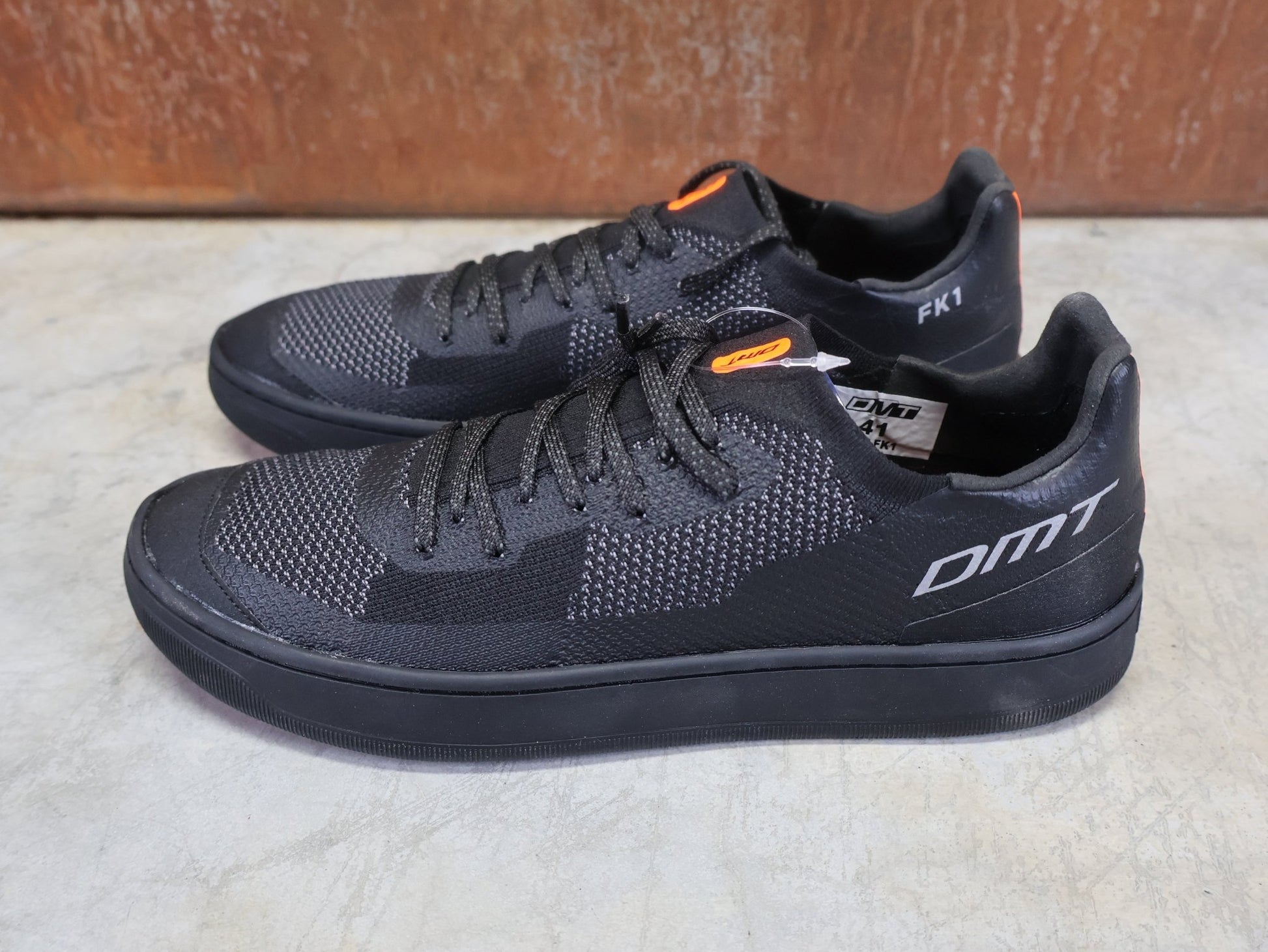 MTB - Herrenschuhe von Dmt, DMT FK1 MOUNTAINBIKESCHUH / SCHWARZ / ANTHRAZIT / UNISEX vor USEDBIKES - OB.DE Hintergrund