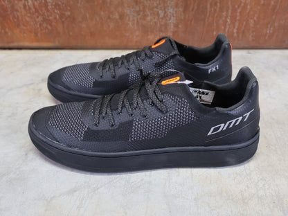MTB - Herrenschuhe von Dmt, DMT FK1 MOUNTAINBIKESCHUH / SCHWARZ / ANTHRAZIT / UNISEX vor USEDBIKES - OB.DE Hintergrund