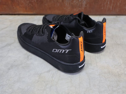 MTB - Herrenschuhe von Dmt, DMT FK1 MOUNTAINBIKESCHUH / SCHWARZ / ANTHRAZIT / UNISEX vor USEDBIKES - OB.DE Hintergrund