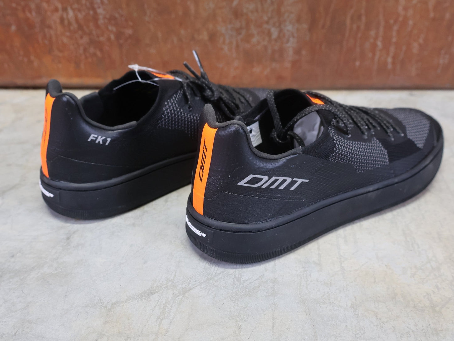 MTB - Herrenschuhe von Dmt, DMT FK1 MOUNTAINBIKESCHUH / SCHWARZ / ANTHRAZIT / UNISEX vor USEDBIKES - OB.DE Hintergrund