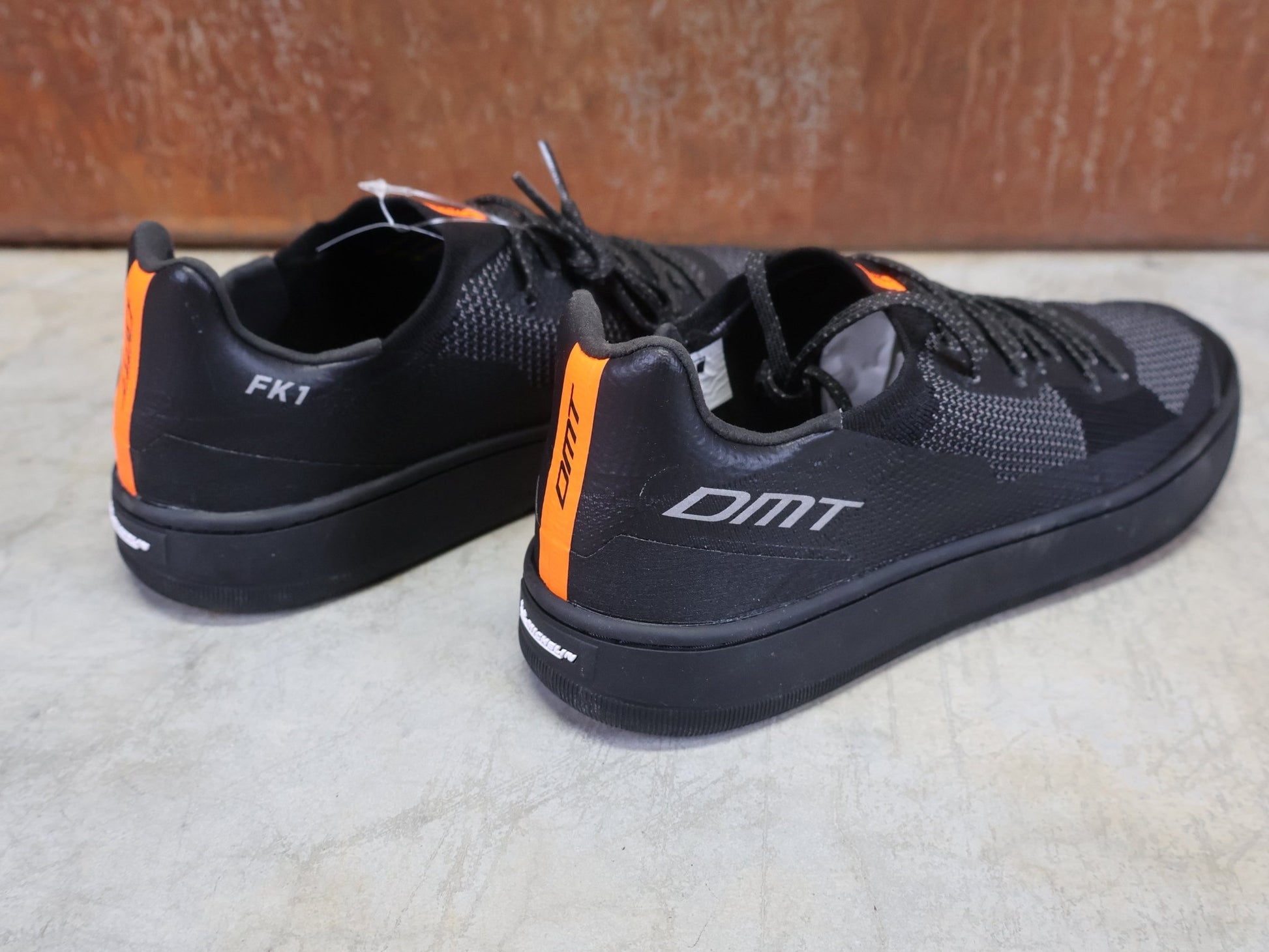 MTB - Herrenschuhe von Dmt, DMT FK1 MOUNTAINBIKESCHUH / SCHWARZ / ANTHRAZIT / UNISEX vor USEDBIKES - OB.DE Hintergrund