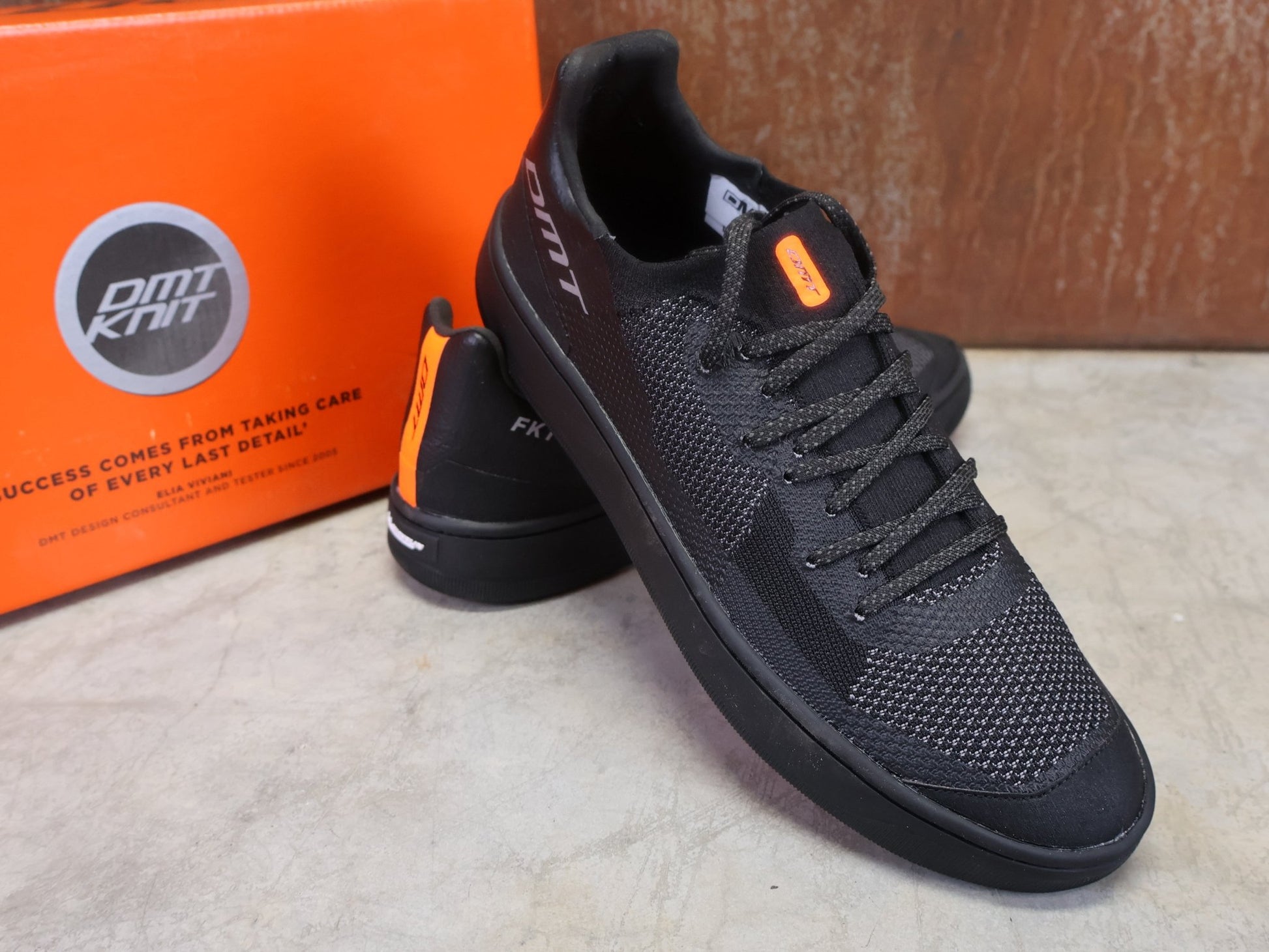 MTB - Herrenschuhe von Dmt, DMT FK1 MOUNTAINBIKESCHUH / SCHWARZ / ANTHRAZIT / UNISEX vor USEDBIKES - OB.DE Hintergrund