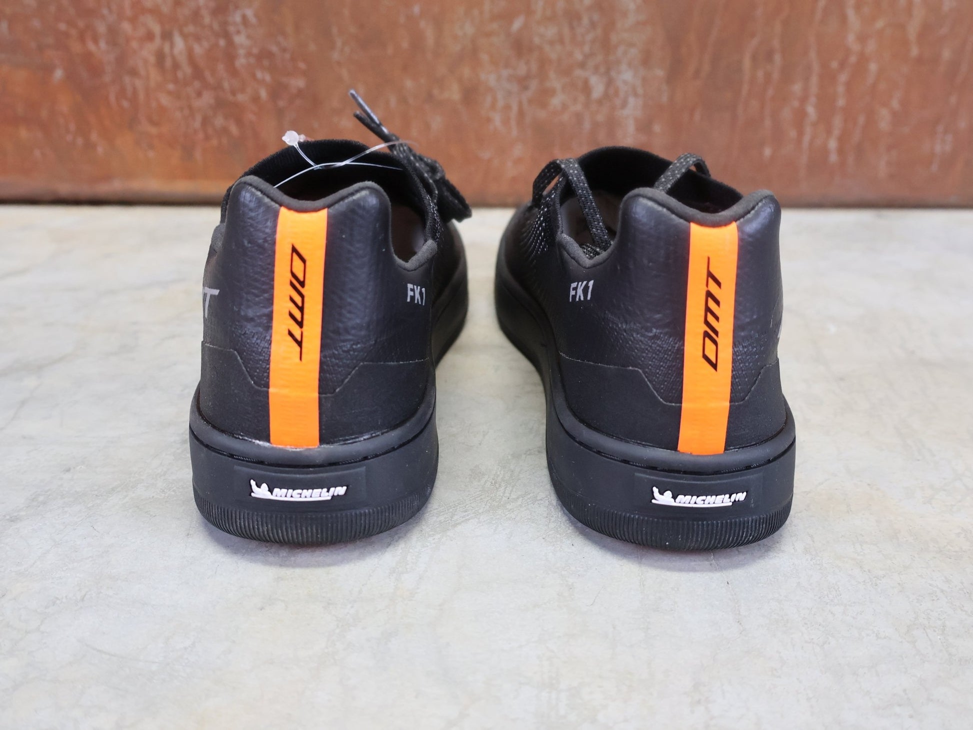 MTB - Herrenschuhe von Dmt, DMT FK1 MOUNTAINBIKESCHUH / SCHWARZ / ANTHRAZIT / UNISEX vor USEDBIKES - OB.DE Hintergrund