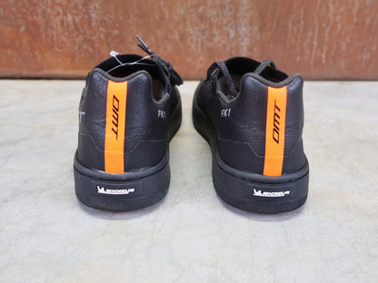 MTB - Herrenschuhe von Dmt, DMT FK1 MOUNTAINBIKESCHUH / SCHWARZ / ANTHRAZIT / UNISEX vor USEDBIKES - OB.DE Hintergrund