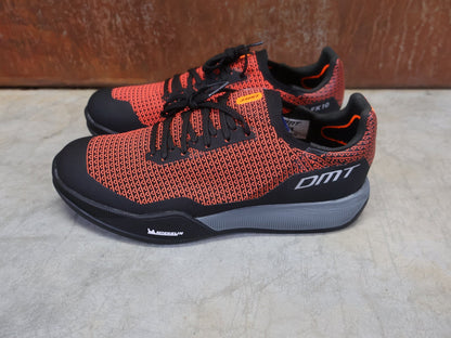 MTB - Herrenschuhe von Dmt, DMT FK10 MOUNTAINBIKESCHUH / KORAL / SCHWARZ / UNISEX vor USEDBIKES - OB.DE Hintergrund
