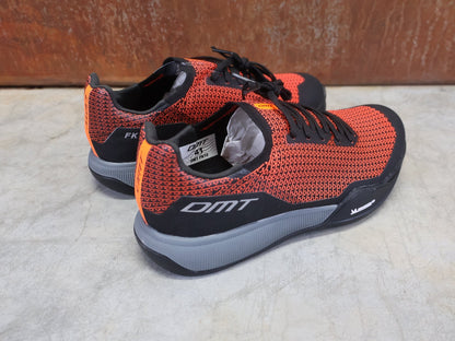 MTB - Herrenschuhe von Dmt, DMT FK10 MOUNTAINBIKESCHUH / KORAL / SCHWARZ / UNISEX vor USEDBIKES - OB.DE Hintergrund