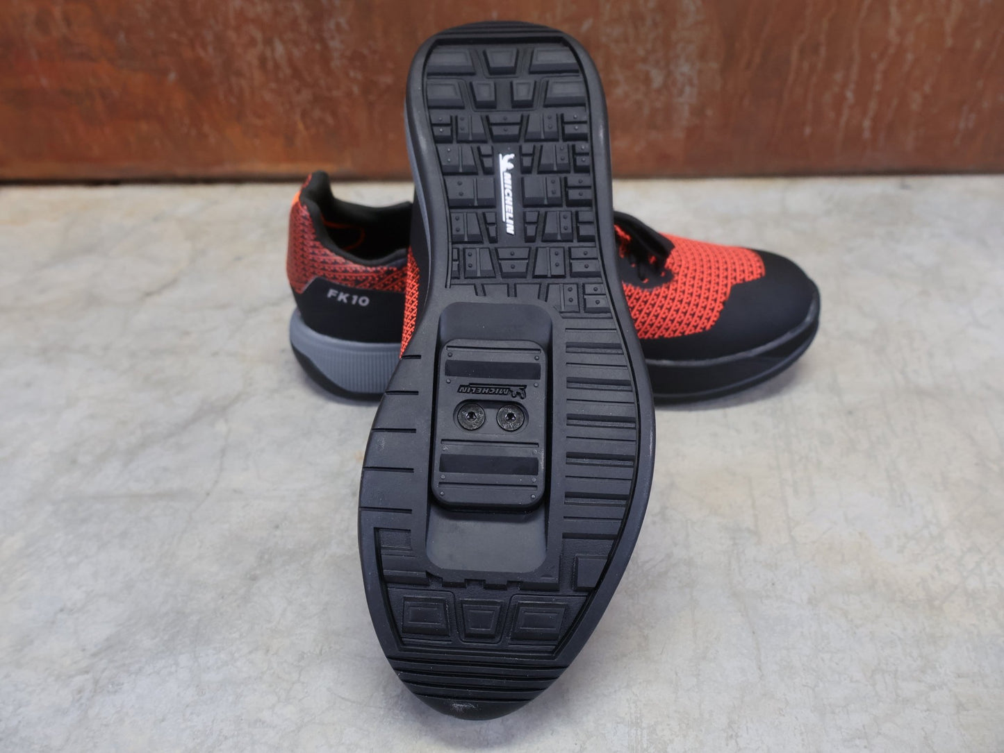 MTB - Herrenschuhe von Dmt, DMT FK10 MOUNTAINBIKESCHUH / KORAL / SCHWARZ / UNISEX vor USEDBIKES - OB.DE Hintergrund