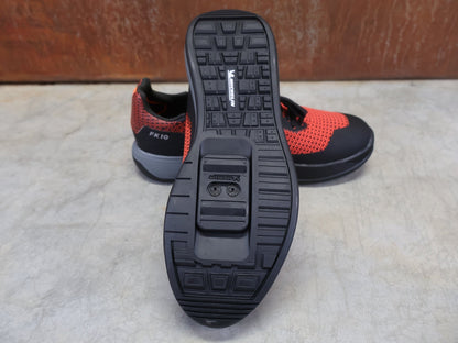 MTB - Herrenschuhe von Dmt, DMT FK10 MOUNTAINBIKESCHUH / KORAL / SCHWARZ / UNISEX vor USEDBIKES - OB.DE Hintergrund