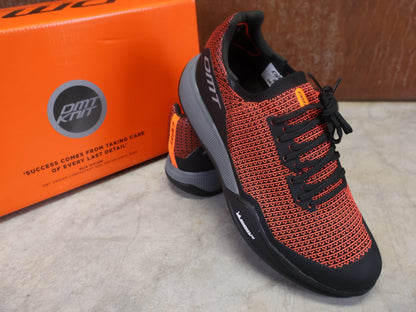 MTB - Herrenschuhe von Dmt, DMT FK10 MOUNTAINBIKESCHUH / KORAL / SCHWARZ / UNISEX vor USEDBIKES - OB.DE Hintergrund