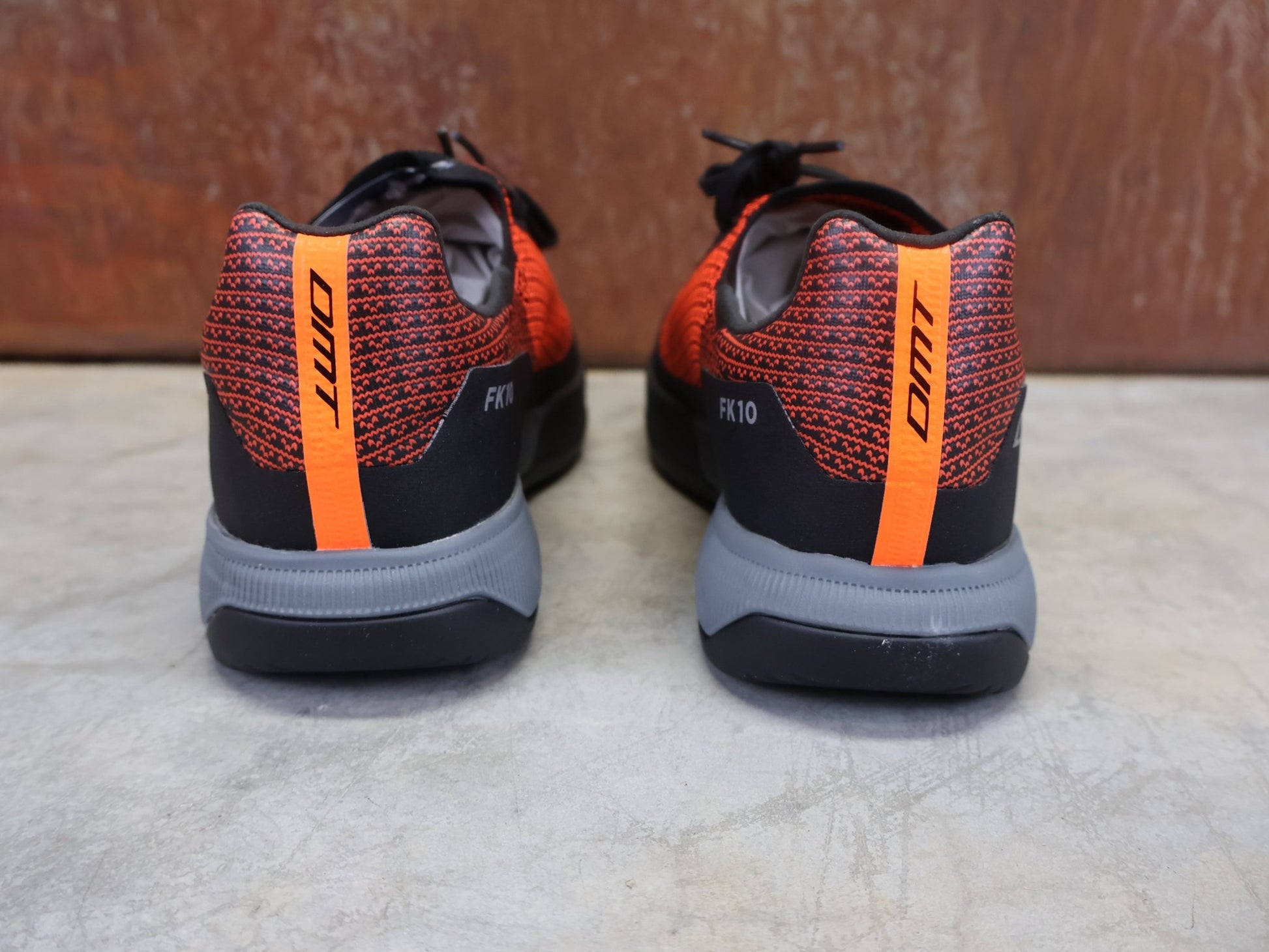 MTB - Herrenschuhe von Dmt, DMT FK10 MOUNTAINBIKESCHUH / KORAL / SCHWARZ / UNISEX vor USEDBIKES - OB.DE Hintergrund